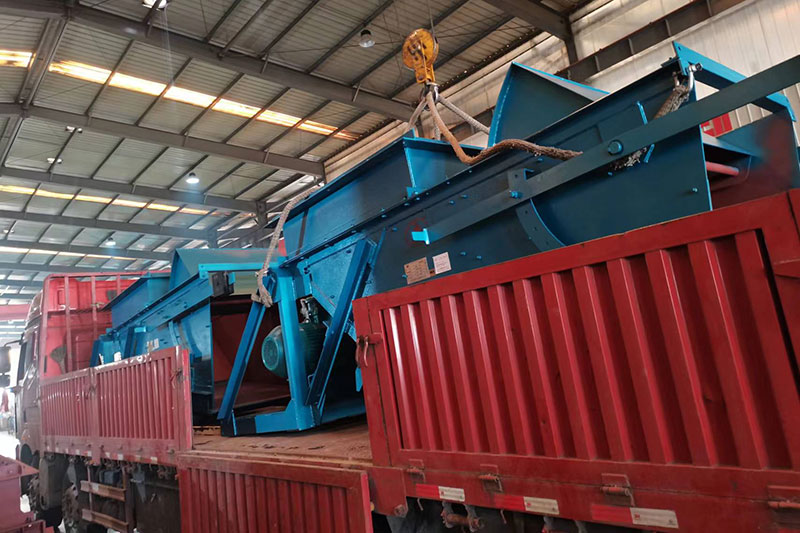 山东东达机电一批往复式给煤机装车发货