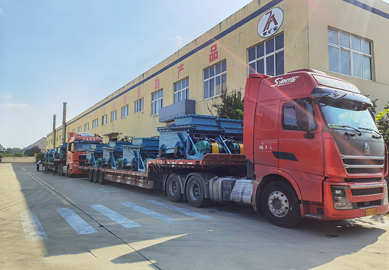 山东东达18台往复式给煤机装车发往山西