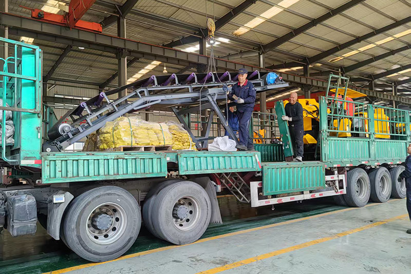 山东东达机电有限责任公司生产的矿用扒渣机和二运皮带机装车发货